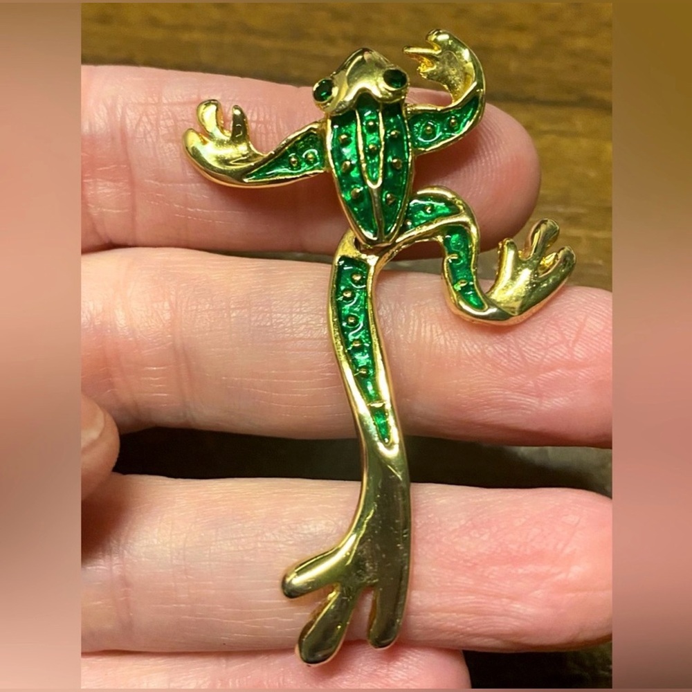 Vintage Articulated Green Enamel Tree Frog Gold Tone Brooch Pin Figural
